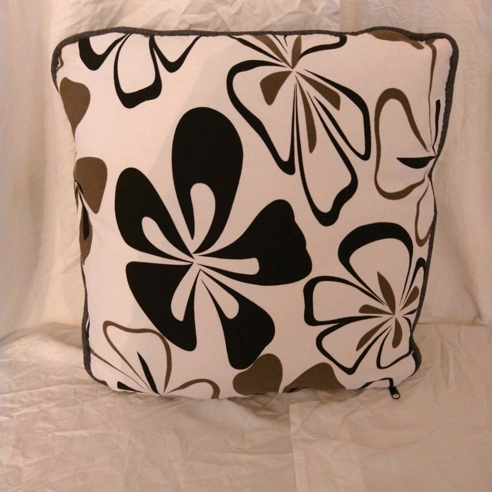 Outdoor/ Indoor Black,‎ white, brown Accent Pillow